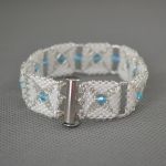 Delikatna bransoletka niebieskie kryształki - na wesele bransoletka