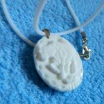 Wisiorek z białego jadeitu, płaskorzeźba byk, medalion - 