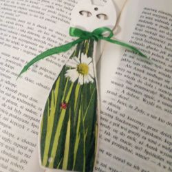 Drewniana zakładka do książki - kot w zielonej trawie