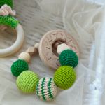 Zestaw gryzaków dla noworodka, Grzechotka żabka, Prezent dla maluszka - GRYZAK koralikowy składa się z naturalnych bukowych koralików oplecionych bawełnianą nicią, jałowcowych oraz silikonowych (bezzapachowych!) koralików o różnorodnej fakturze.