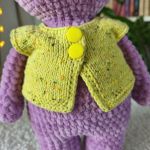 Zajączek pluszowy, Króliczek w bluzie, Przytulanka dla dziecka - Zabawka ma sobie zdejmowaną bluzę w kolorze jasnej soczystej cytryny z kolorowymi kropeczkami, zapinaną na napy plastikowe. Bluza wykonana jest z włóczki bawełnianej.