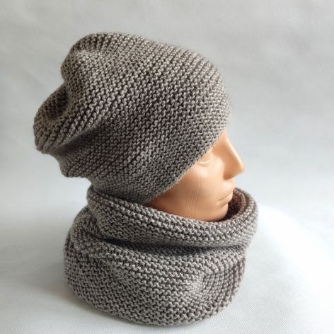 Komplet ręcznie robiony na drutach, beżowy melanż.