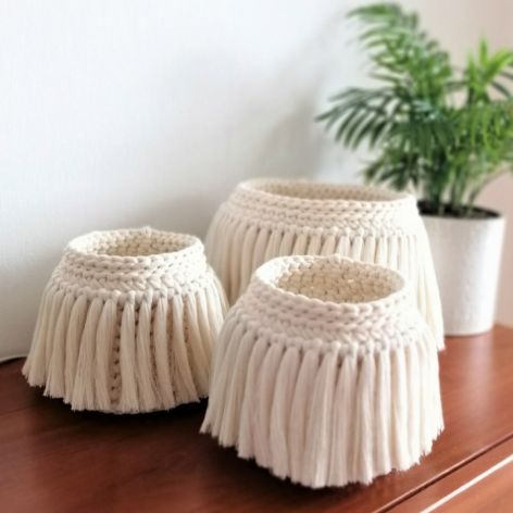 BOHO Kosz,koszyk z frędzlami, duży kosz 17 x12cm.