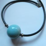 Porcelanowa niebieska kula i skóra, naszyjnik dla minimalistki - 
