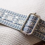 Jasna kopertówka na wzorzystym pasku w kwiaty - 