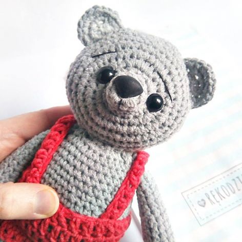 Szary pan miś w czerwonych spodniach 23 cm