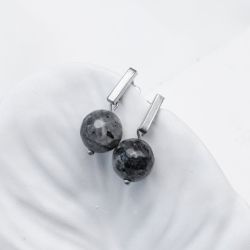 Klasyczne kolczyki w kolorze srebrnym z Larvikitem.