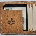 Portfel z korka z czarną podszewką - W środku znajdują się trzy przegródki na karty i jedna większa kieszonka na banknoty