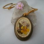 Medalion w polnych kwiatach - na rzemyku