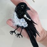 Broszka Sroka, biżuteria artystyczna - Na ręce