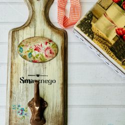 Dekoracyjny wieszak na ścianę z drewna, styl rustykalny, smacznego