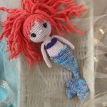 Syrenka, Lalka dla dziewczynki, Lalka syrenka na prezent - Kolorystyka - ogonek wielobarwny, w odcieniach błękitu, żółtego i fioletowego, biustonosz - ciemny fioletowy.