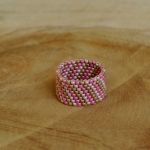 Pierścionek koralikowy pastelowy - pierścionek pastelowy różowy