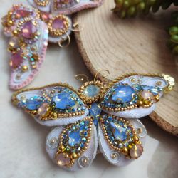 Unikalna broszka motyl z aksamitu z ozdobnymi kamieniami