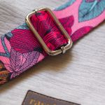 Jasnoszara kopertówka na kolorowym pasku - 