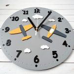 Zegar szary dla dzieci z samolotami i chmurkami - szary zegar z chmurkami