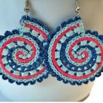 Haftowane kolczyki spiralki w odcieniach niebieskiego - kolczyki spiralne - niebieskie