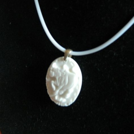 Wisiorek z białego jadeitu, płaskorzeźba byk, medalion