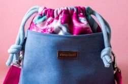 Różowo-niebieska listonoszka z kominem w kwiaty