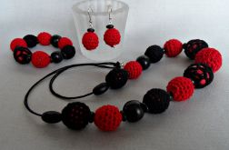 Korale czerwono-czarne.