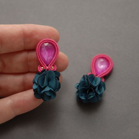 zielono-fuksjowe kolczyki lub klipsy sutasz z kwiatkiem