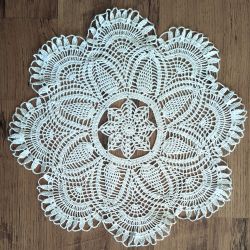 serwetka szydełkowa biała z srebrną nitką