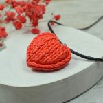 "wełniane serce" - wyjątkowy wisiorek - wisiorek czerwone serce