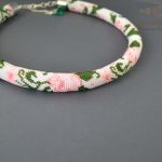 Naszyjnik z delikatnymi różami - crochet beading
