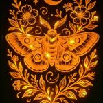 Podświetlana ramka LED z grawerem na szkle ⭐ Ćma  - Włączone oświetlenie LED