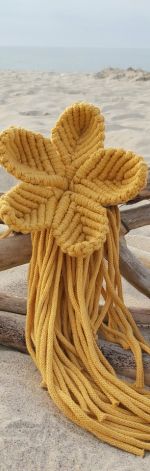 Kwiaty makramowe na drewnie 35cm