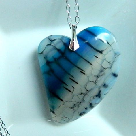 Wisior z agatem, niebiesko-białe serce,srebro
