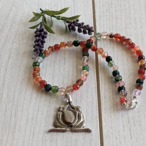 Naszyjnik ze znakiem zodiaku - Bliźnięta oraz koralikami z agatu