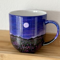 Duży ręcznie malowany kubek porcelanowy z krajobrazem górskim i kwiatami