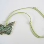 Wisior ceramiczny motyl - prezent dla dziewczyny, niepowtarzalny naszyjnik ceramiczny,