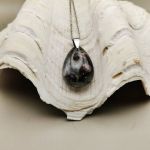 Wisiorek z żywicy z zatopionymi suszonymi kwiatami – Kropla Nocy - 3