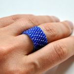 Pierścionek koralikowy kobaltowy - pierścionek na prezent