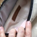 Welurowa nerka ecru z klapą w kwiaty - 