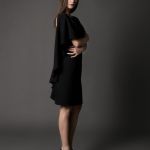 koktajlowa sukienka z dekoltem IMANN -czarna - sukienka od projektanta