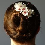 Kremowo-różowa ozdoba do włosów w kwiaty - Ozdoba we włosach