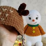 Bałwanek w czapce renifera, Maskotka bałwanek, Bałwanek pluszowy - Na głowie ma zdejmowaną czapeczkę jelenia w kolorze jasnobrązowym z rożkami czekoladowymi