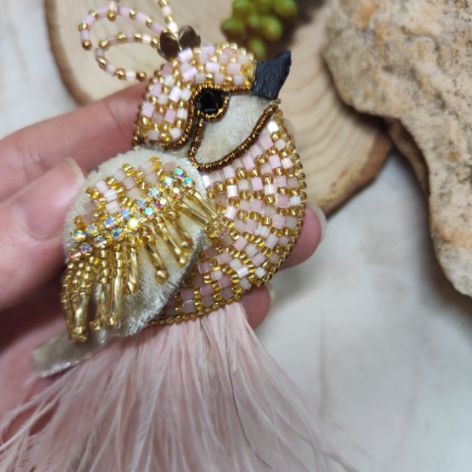 Broszka w kształcie ptaka – elegancka biżuteria handmade