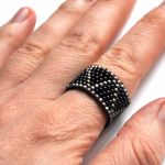Pierścionek koralikowy czarno-szary - pierścionek na prezent