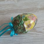 Jajko z kolorowymi bratkami - Ozdoba wielkanocna