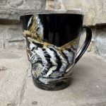 Czarny, porcelanowy kubek ręcznie malowany Śpiący Tygrys  - 