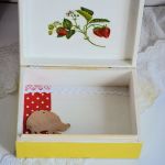 Duże pudełko drewniane w truskawki ( folk ) - W środku oprócz truskawek znajdziesz jeżyka