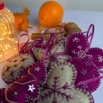 Dekoracja świąteczna z filcu z ozdobnym haftem - wzór 015 - Zestaw ozdób świątecznych - purpura/szary melanż