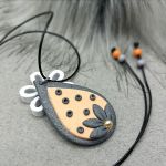 „NOEMI” wisiorek z glinki polimerowej - „NOEMI” wisiorek z glinki polimerowej