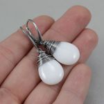 Biały jadeit i srebro - kolczyki - 