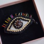 Ręcznie wykonana broszka z symbolem złego oka - każda jest zapakowana w pudełeczko, dzięki czemu idealnie nadaje się na prezent