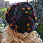 Czarna czapka z tęczowymi kwiatkami - kwiatki
